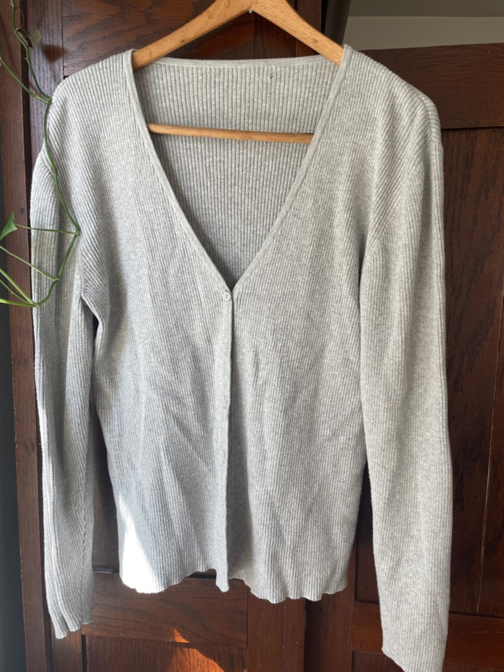 Light Gray Ribbed V-Neck Women's Sweater Cardigan (No tag but fits a m/l)